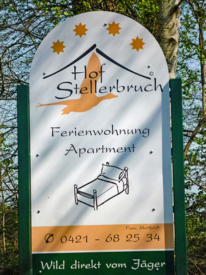 Schild an der Einfahrt