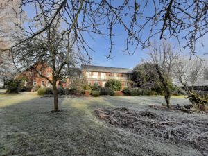 Ferienwohnungen mit Raureif im Garten