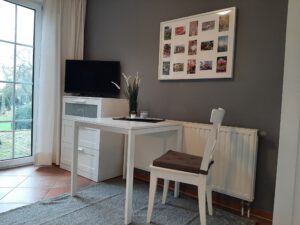 Appartement Tisch und Stuhl