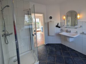 Dusche und Waschbecken