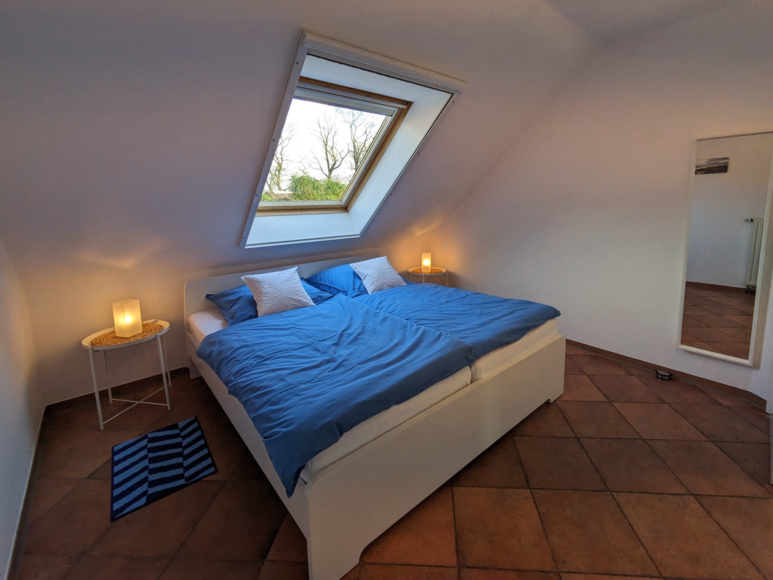 Schlafzimmer 1 mit Spiegel