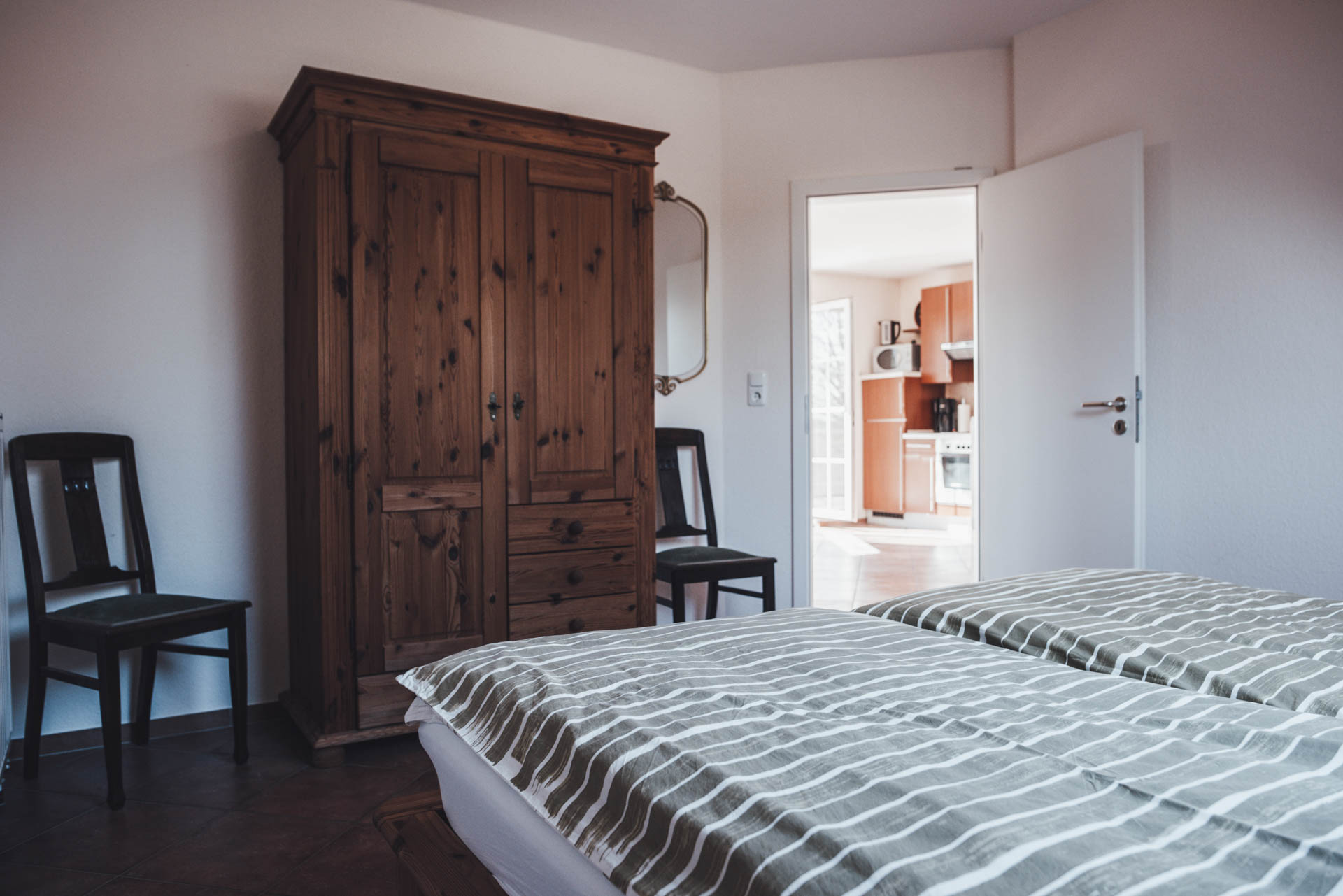 Ahornwohnung Schrank Schlafzimmer