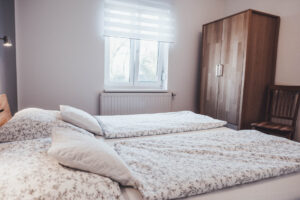 Lilienwohnung Bett Schlafzimmer 1