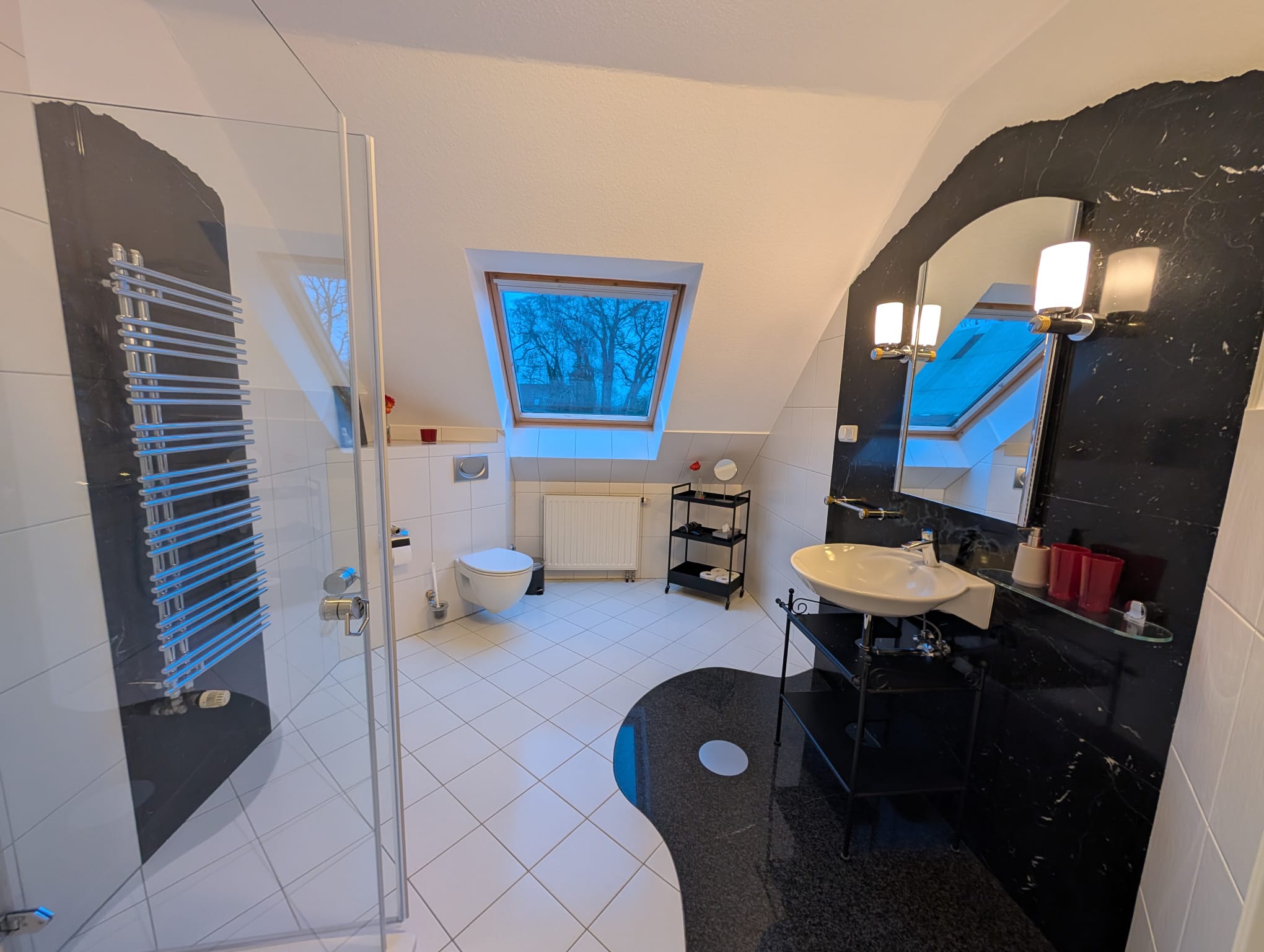 Ahornwohnung ganzes Badezimmer